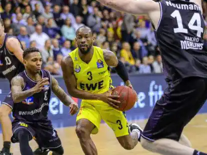 Hat schon gegen die Baskets gespielt: DeWayne Russell (Mitte) spielte im November 2018 mit den Merlins um die Ex-Oldenburger Konrad Wysocki (links) und Philipp Neumann gegen Oldenburg um Will Cummings (am Ball). Nun tritt Russell mit den Baskets bei seinem Ex-Team an.