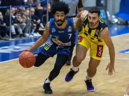 Weicht seinem Gegenspieler nicht von der Seite: Oldenburgs Max DiLeo verfolgt den Crailsheimer Otis Livingston.