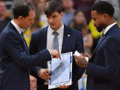 Welche Spielz&uuml;ge hat das Trainergespann f&uuml;r W&uuml;rzburg ausget&uuml;ftelt? Oldenburgs Tainer Pedro Calles (Mitte) mit seinen beiden Assistenten Ferried Naciri (links) und Bryce Taylor