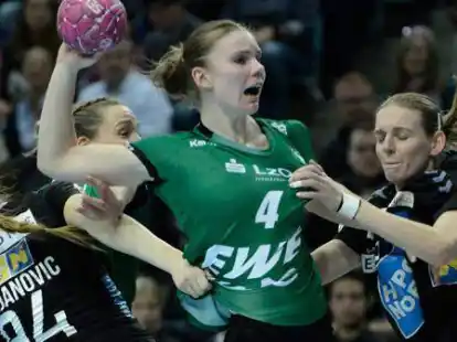 Steht mit dem VfL im Achtelfinale: Toni Reinemann (am Ball, hier gegen Hypo Nieder&ouml;sterreich)