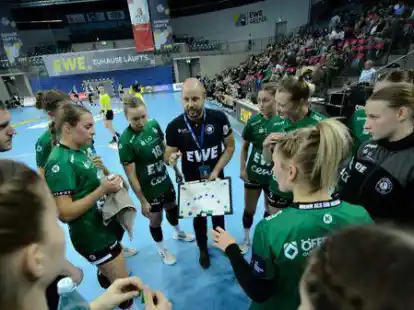 Schw&ouml;rt sein Team nach dem Erfolg in der European League auf das Pokal-Duell in Owschag ein: Trainer  Niels B&ouml;tel (Mitte)