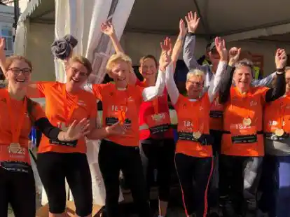 Die &bdquo;Lauf geht&rsquo;s&ldquo;-Teilnehmerinnen jubeln nach rund 21 Kilometern auf dem Asphalt &uuml;ber ihre vollbrachte Leistung.