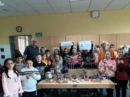 Die Sch&uuml;lerinnen und Sch&uuml;ler der Paul-Gerhardt-Schule in Cloppenburg freuen sich &uuml;ber neues Werkzeug, die dank der Unterst&uuml;tzung der B&uuml;rgerstiftung angeschafft werden konnten.