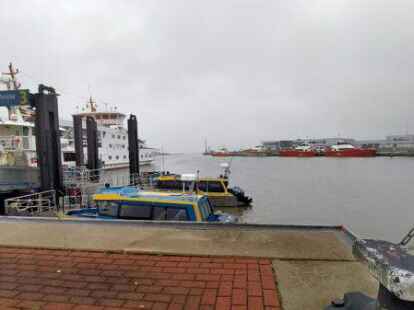 Blick &uuml;ber den Osthafen in Norddeich: Der Anleger der Norderney-F&auml;hren von Frisia (links) und sogenannte Crew Transfer Vessels f&uuml;r die Offshore-Versorgung (Hintergrund) belegen viel Platz. F&uuml;r den Sommer 2023 hat sich mit &bdquo;Meine F&auml;hre&ldquo; ein neuer Mitbewerber f&uuml;r die Anbindung nach Norderney ank&uuml;ndigt.