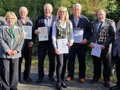 Vorsitzender Joachim Marburg &uuml;berreichte Auszeichnungen an Vera Meinen, Edmund Pargmann, Horst Wieting, Insa Helms, Gerhard Thienken, Wolfgang L&uuml;ddecke und Reiner Meinen (von links).
