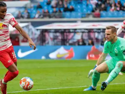Marius Funk (2. von rechts) spielte in der vergangenen Saison (Bild aus dem Oktober 2021) mit Greuther F&uuml;rth in der Bundesliga. Hier sieht sich der Keeper, der an diesem Sonntag mit dem FC Ingolstadt beim VfB Oldenburg antritt, den Leipzigern Christopher Nkunku (links) und Yussuf Poulsen (rechts) gegen&uuml;ber.