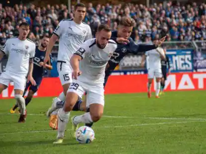 Zu oft hatten die VfB-Spieler (rechts: Rafael Brand) in den Zweik&auml;mpfen gegen die abgezockten Ingolst&auml;dter (am Ball: 2:0-Torsch&uuml;tze David Kopacz) das Nachsehen.