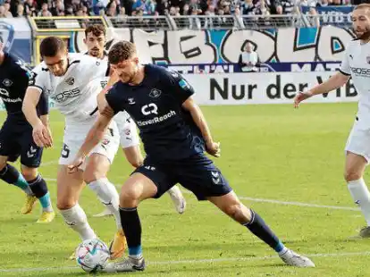 Zu wenig offensive Effizienz: Patrick Hasenh&uuml;ttl (blaues Trikot, vorn), der wieder statt Max Wegner (Bluterguss im Oberschenkel) im Sturm spielte, und Manfred Starke (links) vergaben die VfB-Chancen zum Anschlusstreffer.