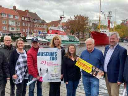 Freuen sich auf viele Besucher am Sonntag: Heinz-G&uuml;nther Bu&szlig; (Feuerschiff), Wedig von dem Knesebeck (Seenotrettungskreuzer), Ilse Frerichs (Ostfriesisches Landesmuseum), Bertram Meyer (Museumslogger), Ilka Erdwiens (Kunsthalle), Evelina Peuser-Broeker (Landesmuseum), Wilhelm Eilers (Werbegemeinschaft Schaufenster), Klaas-Dieter Vo&szlig; (Johannes a Lasco Bibliothek) und Ernst Richter (Maritimes Museum).