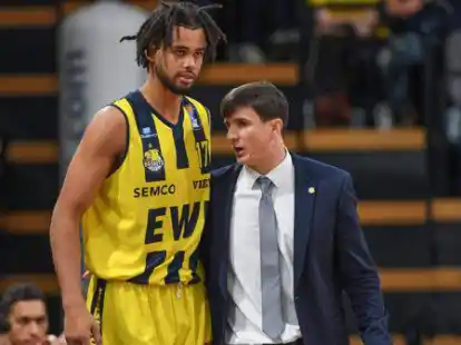 Letzte Anweisungen: Oldenburgs Norris Agbakoko (links) im Gespr&auml;ch mit seinem Trainer Pedro Calles