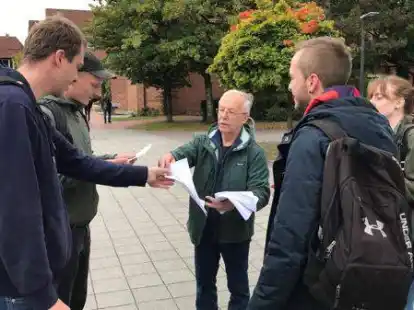 Stie&szlig; mit seinen Flugbl&auml;ttern durchaus auf reges Interesse bei den Studierenden: Aktivist Wolfgang Henkelmann (Mitte).