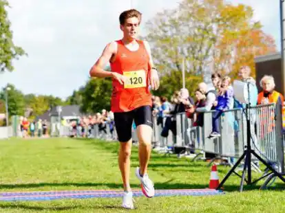 Ersch&ouml;pft und gl&uuml;cklich: Gabriel Monien gewann in Ofen die 5 Kilometer, nachdem er keine 70 Stunden zuvor in Papenburg seine 5000-Meter-Zeit pulverisiert hatte.