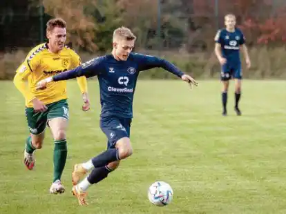 VfB-Mittelfeldspieler Jakob Bookjans (am Ball, hier gegen Nico Gereke) sorgte im Test gegen den VfL Oldenburg f&uuml;r ein kurioses Eigentor.
