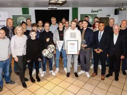 Ehrung im Vereinsheim: Die VfL-Spieler um Kapit&auml;n Thomas Mennicke (mit Urkunde) nahmen Pr&auml;sente wie lobende Worte dankend an.