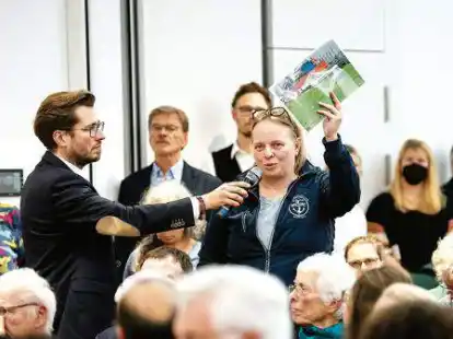 Stefanie Eilers (M) vom NABU Wilhelmshaven, spricht bei einer Informationsveranstaltung des Umweltministeriums zum LNG-Terminal. Umweltsch&uuml;tzer, Fischer und B&uuml;rger haben an der geplanten Einleitung von Bioziden in Abw&auml;ssern des LNG-Terminals in Wilhelmshaven scharfe Kritik ge&uuml;bt.