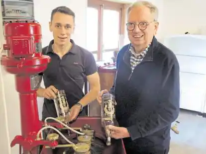 In einer derartigen Maschine wurden die &bdquo;Friesengeist&ldquo;-Flaschen, anf&auml;nglich im Mehrwegverfahren, gewaschen, bevor sie neu verf&uuml;llt wurden. Im Bild Firmenchef R&uuml;diger Behn (r.) mit seinem Sohn und designierten Nachfolger Asmus Behn beim Aufbau des Museums in Wiesmoor.