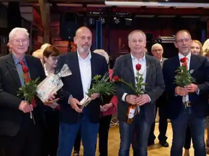 Ehrung beim S&auml;ngerball (von links): Astrid H&uuml;ntelmann, Wilhelm Olliges, Reinhold Pohlabeln, Bernd Kramer, Johannes Budde, Heinrich Grote und  Andrea Mookamp.