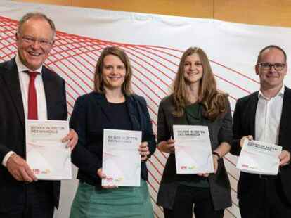 Pr&auml;sentierten den Koalitionsvertrag (von links): Ministerpr&auml;sident Stephan Weil (SPD), Julia Willie Hamburg (Gr&uuml;ne), Anne Kura (Gr&uuml;ne) und der neue SPD-Fraktionschef Grant Hendrik Tonne (SPD)