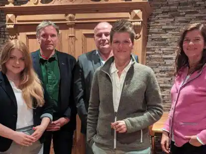 Die Gr&uuml;nen-Politikerinnen und -politiker Christina-Johanne Schr&ouml;der, Hans-Joachim Jan&szlig;en, Renke Harms, Sina Beckmann und Dr. Ophelia Nick diskutierten in Elsfleth mit Landwirtinnen und Landwirten.