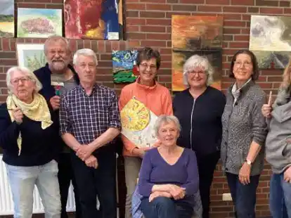 Der &bdquo;Harte Kern&ldquo; der Hundsm&uuml;hler Kunstfreunde (von links): Ursula Fiedler, Hartmut Ritter, Wilfried Alber, Ursel Fabian, Eva-Maria Klaa&szlig;ens, Erika Koch, Doris H&uuml;lsebusch und (sitzend) Elisabeth Decker. Es fehlen drei Aktive, die nicht genannt werden m&ouml;chten.