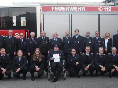 Geehrte und bef&ouml;rderte Kameraden der Freiwilligen Feuerwehr Krummh&ouml;rn-Mitte gemeinsam mit ihrem F&uuml;hrungsgremium und B&uuml;rgermeisterin Hilke Looden.