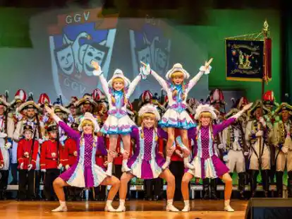 Suchen &bdquo;neue M&auml;dels&ldquo; f&uuml;r den Kinderfasching: die GGV-Funken &ndash; hier beim B&uuml;ttenabend 2020 die  Stammbesetzung mit Nachwuchs-T&auml;nzerinnen.