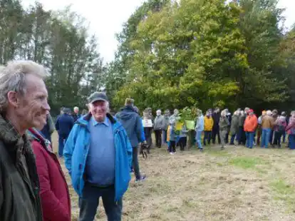 Protestdemo gegen bef&uuml;rchteten Kahlschlag auch in den Engerhafer Meeden. Der Loppersumer Karl Dieling und der Marienhafer Johannes von Essen sind P&auml;chter und Eigent&uuml;mer von Fl&auml;chen.