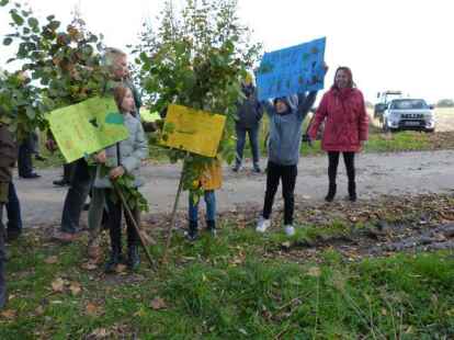 Karola Backer hat mit ihren T&ouml;chtern Lina und Rieke Transparente gebaut, auch Lenny h&auml;lt eines in die Kamera.