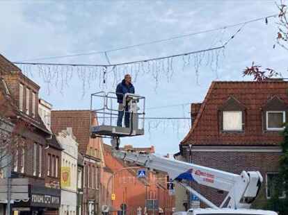 Am Dienstagvormittag, 8. November, war bereits eine niederl&auml;ndische Firma mit dem Aufh&auml;ngen der Weihnachtslichterketten besch&auml;ftigt.