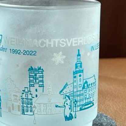 Der Leeraner Gl&uuml;hweinbecher der Weihnachtsverlosung ist erstmalig aus Glas gefertigt.