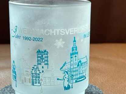 Der Leeraner Gl&uuml;hweinbecher der Weihnachtsverlosung ist erstmalig aus Glas gefertigt.