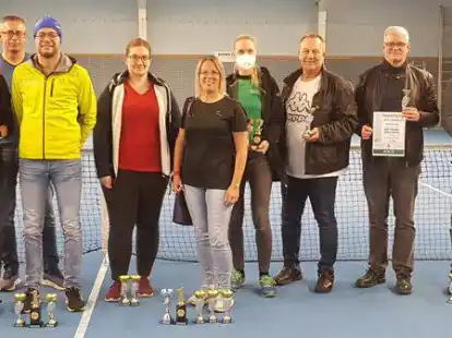 Bekamen Auszeichnungen und Pokale &uuml;berreicht: Die Siegerinnen und Sieger der 3. AOK Nordsee-Firmenlauf-Challenge