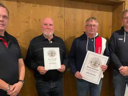 Ehrungen bei den Abbehauser Heimatsportlern (von links): Thomas Hauke, Werner Scholz, S&ouml;nke Schierloh und Timo Nimptsch