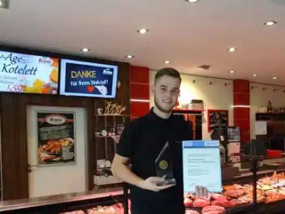 Ben Bruns mit Pokal und Urkunde der Handwerkskammer Oldenburg.