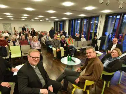 Diskutierten und feierten gemeinsam (v.l.): Weihbischof Wilfried Theising, Dechant Michael Bohne, Kreispfarrer Torsten Maes, Vikarin Christine Oppermann, Pastor Klaus Abraham und Bischof Thomas Adomeit.
