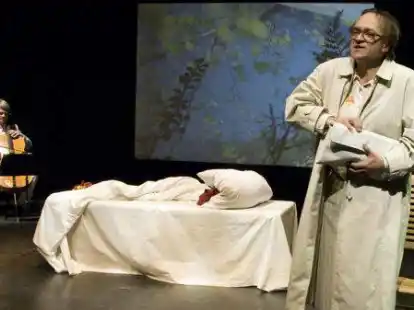 Schauspieler Martin Le&szlig;mann (vorn) und Cellist Gero John werden in Ganderkesee zum letzten Mal mit dem St&uuml;ck &bdquo;Du bist meine Mutter&ldquo; auf der B&uuml;hne stehen.