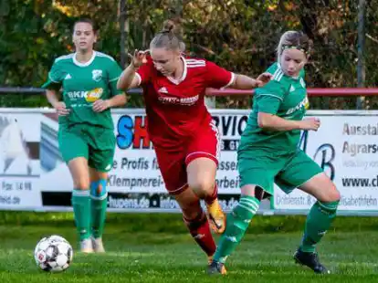 Die Fu&szlig;ballerinnen der SG Elisabethfehn/Harkebr&uuml;gge (in Rot) fanden im Spiel gegen den TSV Abbehausen immer wieder L&uuml;cken.