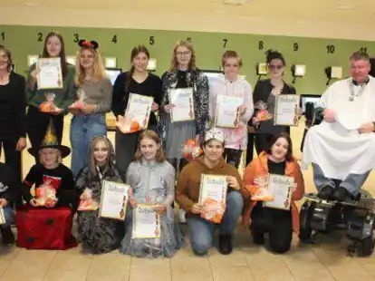 Die Sieger und Platzierten des &bdquo;Halloween-SKAAF-Super-Cup&ldquo; des Sch&uuml;tzenkreises &bdquo;Alter Amtsbezirk Friesoythe&ldquo;  in der Schie&szlig;halle Neuscharrel.