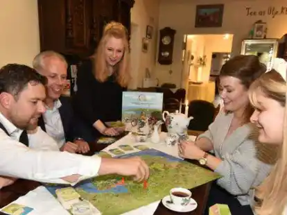 Wer kennt sich am besten aus in Ostfriesland? Bei der Vorstellung von &bdquo;Ostfriesland, fertig, los!&ldquo; mussten auch die Macher des Brettspiels zeigen, wie gut ihre Heimatkenntnisse sind. Mit dabei: Dominik Baumann (von links), Uwe Mork, Grietje Kammler, Jasmin B&uuml;ter und Nele Strempler.