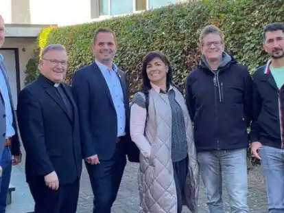 &Uuml;bergabe (v.l.): Dennis Vaske (Kath. Kirchengemeinde St. Mari&auml; Himmelfahrt), Monsignore Propst Michael Matschke, B&uuml;rgermeister Kristian Kater, Olga Frank (&Uuml;bersetzerin), Christoph Wichmann (Fachdienstleiter Stadt Vechta), Ferdi Karatas (Stadt Vechta).