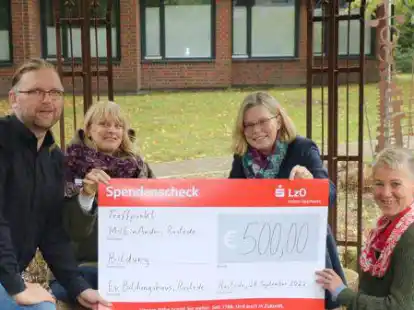 Spenden&uuml;bergabe an den Quartierstreff MitEinAnder (von links): Frank Ritterhoff, Nadine Daries, Martina Rambusch-Nowak und Heike Scharf