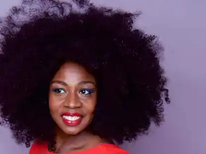 Die Komikerin Tamika Campbell ist in der Kulturm&uuml;hle Berne zu Gast.