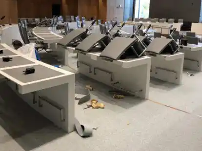 St&uuml;hle noch auf den Tischen: Im Plenarsaal des Nieders&auml;chsischen Landtags laufen die Umbauarbeiten auf Hochtouren. Teilweise wurde auch ein neuer Teppich verlegt.