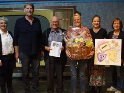 Ewald Meine ist seit 50 Jahren Vorstandmitglied der Theatergruppe und wurde von seinen Mitspielern geehrt.