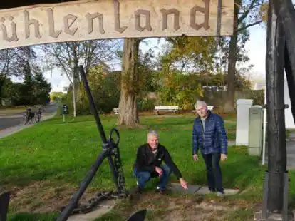 Dieser Wildkaninchenbau am Eingang zur Siedlung M&uuml;hlenland ist nicht mehr bewohnt: Hans Schwedt und Horst Mauritschat (von links) vom B&uuml;rgerverein