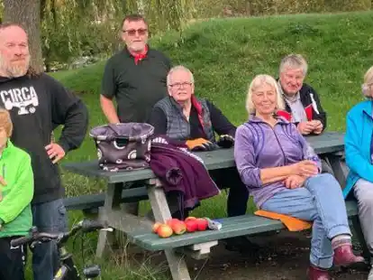 An der Aktion haben sich (von links) Norman Meyer mit Sohn Fin, Peter K&ouml;hler, Ralph Kr&uuml;mpelmann, Anke Schwegmann, Helmut Mayer und Irmgard Hinrichs beteiligt.