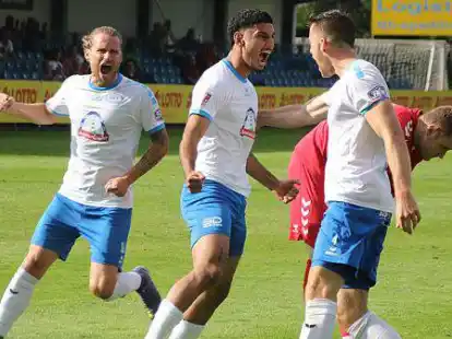 Konnte auch in Flensburg jubeln: der SSV Jeddeloh um Kevin Samide (von links), Kasra Ghawilu und Niklas von Aschwege.