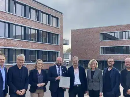 Cloppenburgs Landrat Johann Wimberg (4. von links) hat den Architekturpreis der Architektenkammer Niedersachsen aus den H&auml;nden von Kammerpr&auml;sident Robert Marlow (4. von rechts) erhalten.