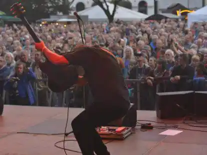 Live kommt die Musik von Innes Sibun immer noch am besten - wie hier 2017 auf dem Oldenburger Schlossplatz