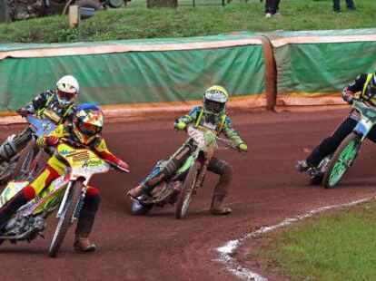 Nerven- und fahrstark driftete Thies Schweer (vorne) vom MSC Moorwinkelsdamm beim Bundesendlauf in der Klasse bis 125 ccm durch die Kurven.